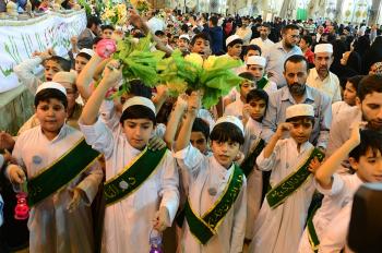 بمشاركة واسعة من الأطفال .. إنطلاق موكب الزائر الصغير لتهنئة سيد الوصيين بولادة الإمام المجتبى