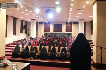 أقامت دار القرآن الكريم النسوية التابعة لقسم الشؤون الفكرية والثقافية في العتبة العلوية المقدسة محفلاً قرآنياً احتفاء وتكريماً لحافظات القرآن الكريم من محافظة النجف الأشرف