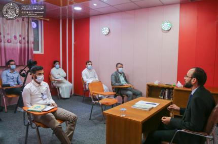 مركز القرآن الكريم يقيم دورة في منهج البحث العلمي لكوادره العلمية